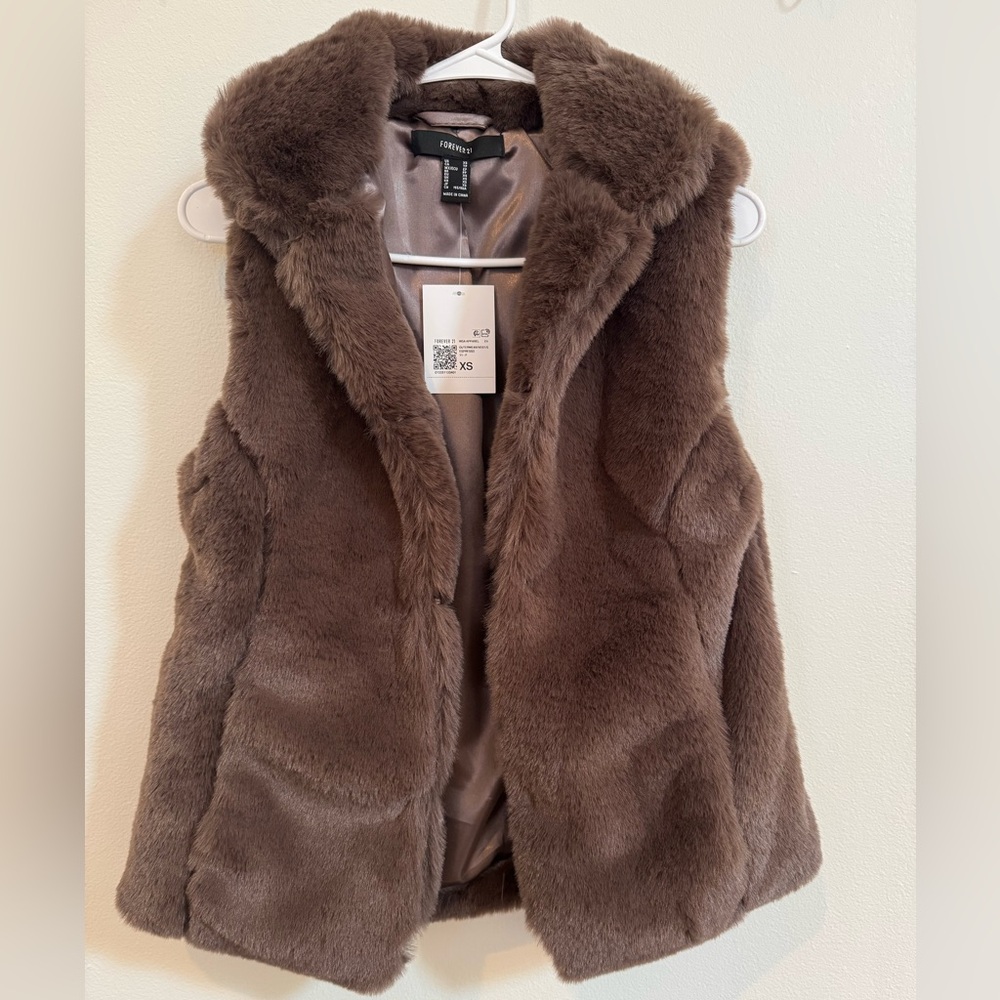 NWT•Forever 21 Chocolate Faux Fur Vest w/ Pockets